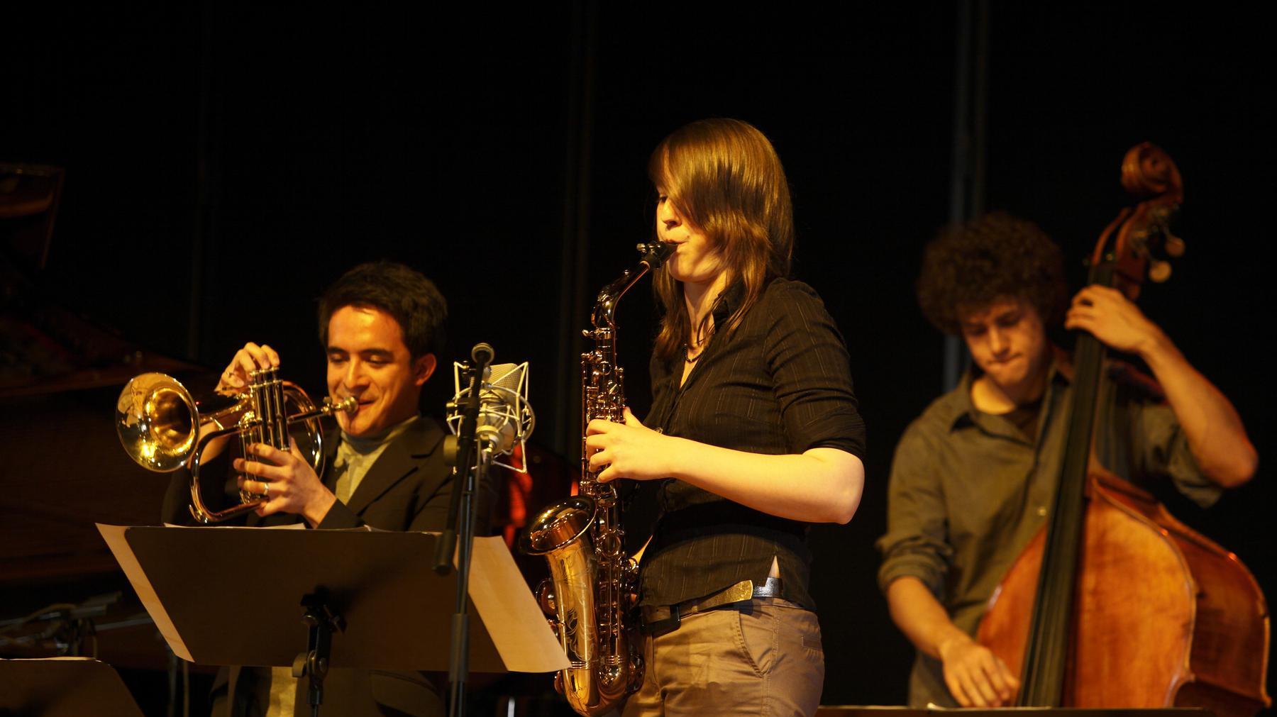Drei Musiker in einer Jazz-Veranstaltung.